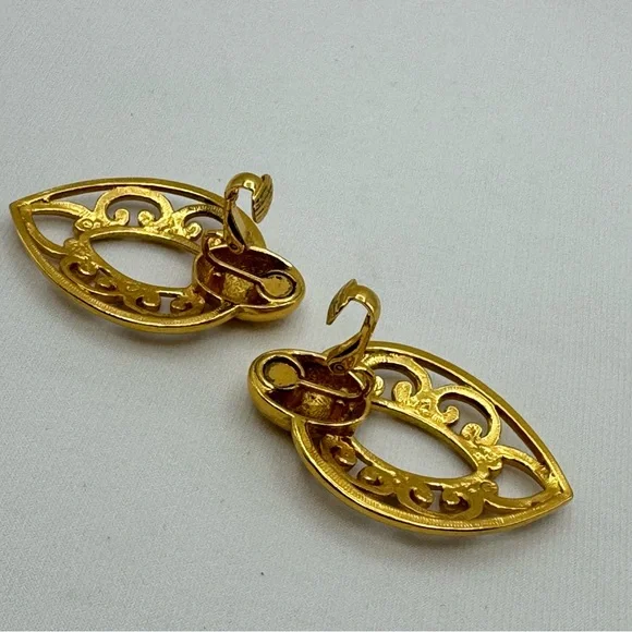 Vintage Gold Tone Filigree Clip On Earrings Elegant Scroll Statement - Picture 3 of 7